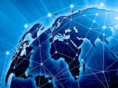 Mapa del mundo en tonos azules eléctricos visto desde el sur mostrando las conexiones via internet.